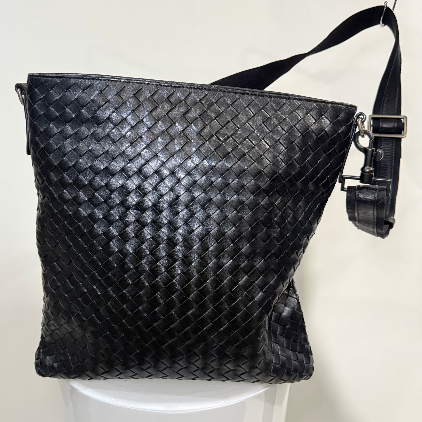 Bottega Veneta Intrecciato Nappa Messenger Bag – Black Woven Leather | Authentic Italian Luxury